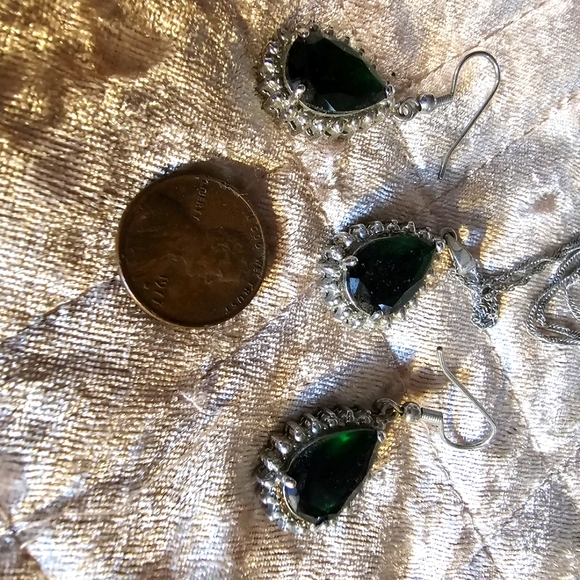 Elegant style jewelry set, necklace, and earrings - Picture 5 of 6